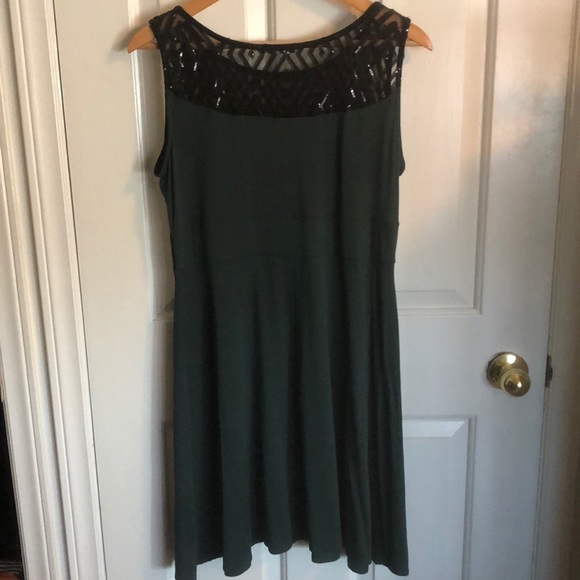 Festive green sequinned holiday dress - Picture 2 of 3